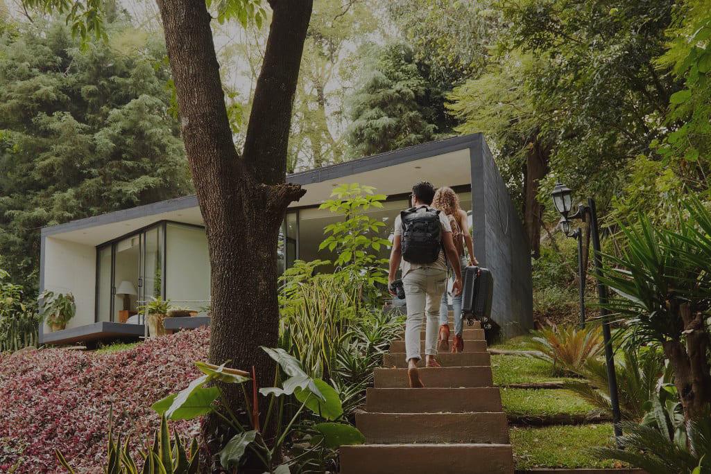 entrada a airbnb con cerraduras digitales con clave numérica a distancia